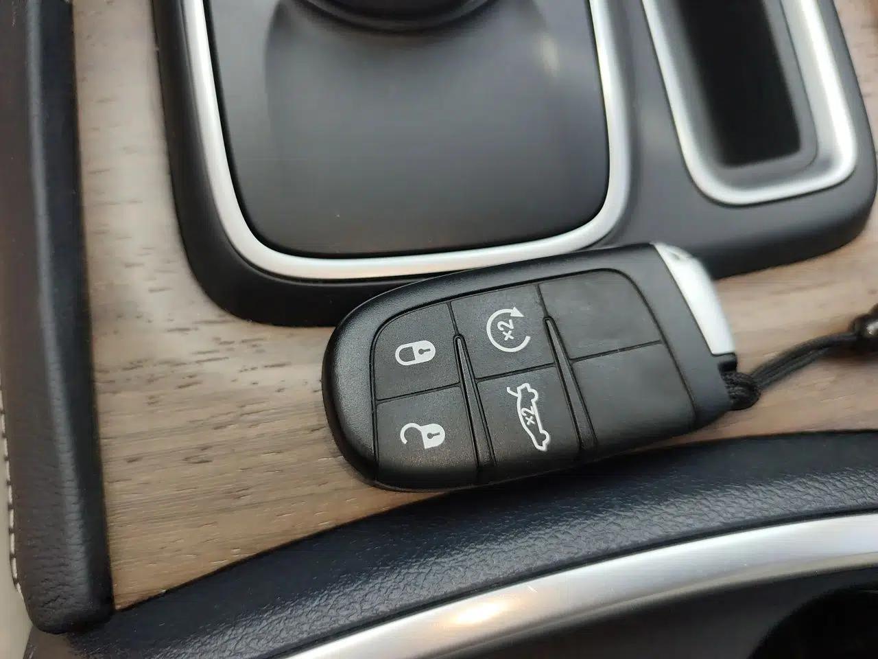 Chrysler 300C 2016 3.0L Supreme Edition — миниатюра 9