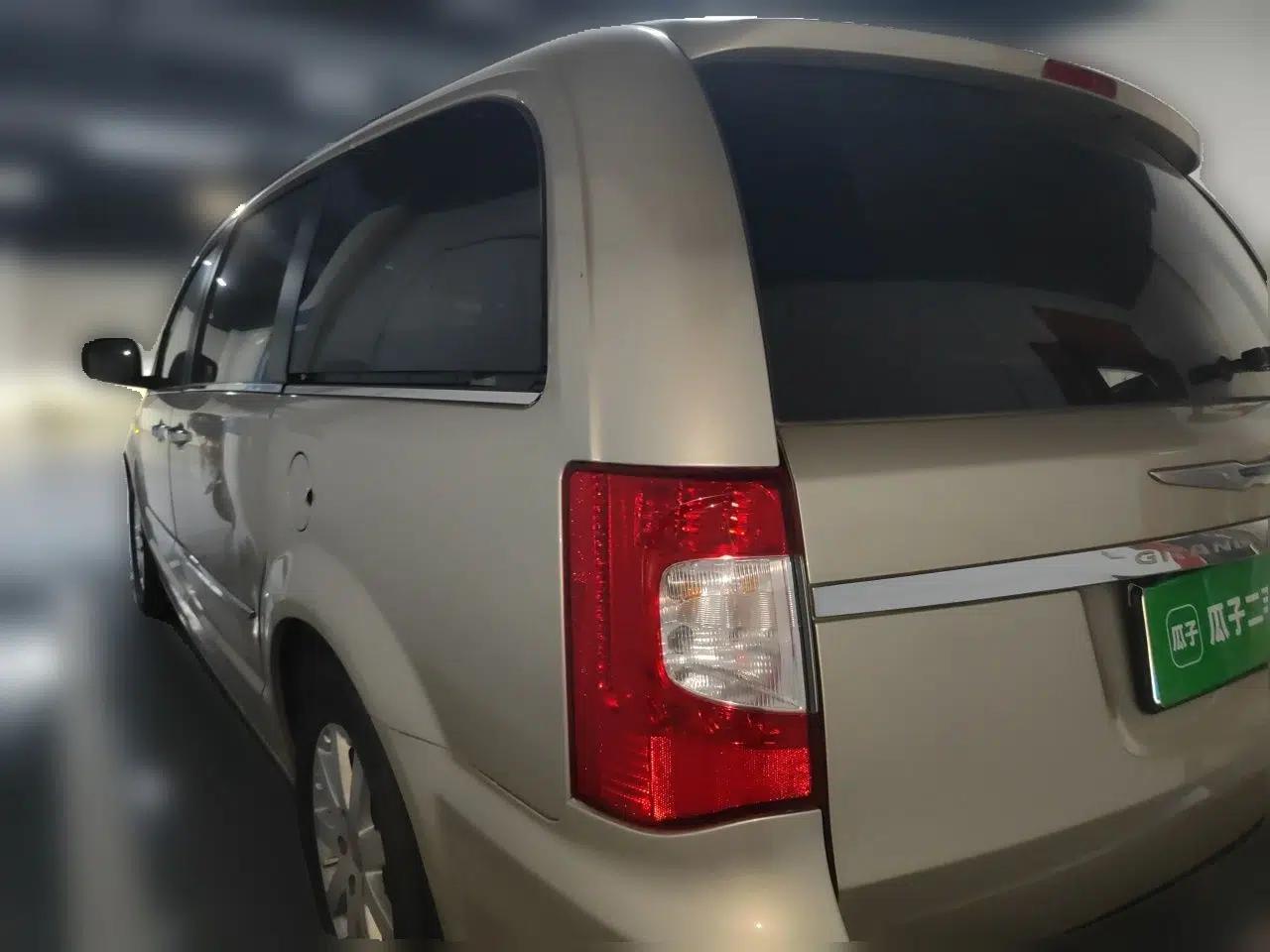 Chrysler Grand Voyager 2014 3.6L Comfort Edition — миниатюра 4