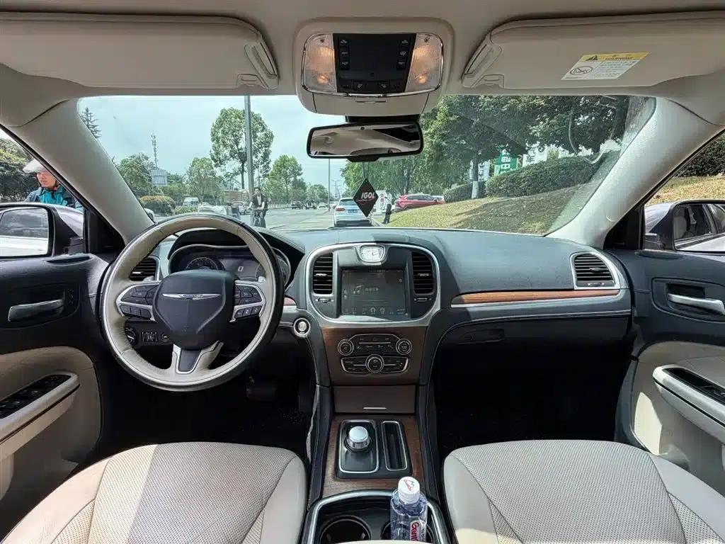 2016 Chrysler 300C Imported Model 3.0L Super Edition — миниатюра 11