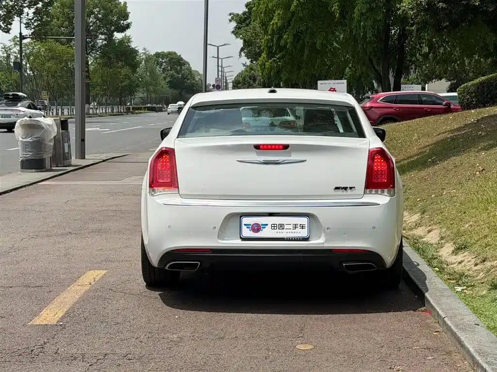 2016 Chrysler 300C Imported Model 3.0L Super Edition — миниатюра 5