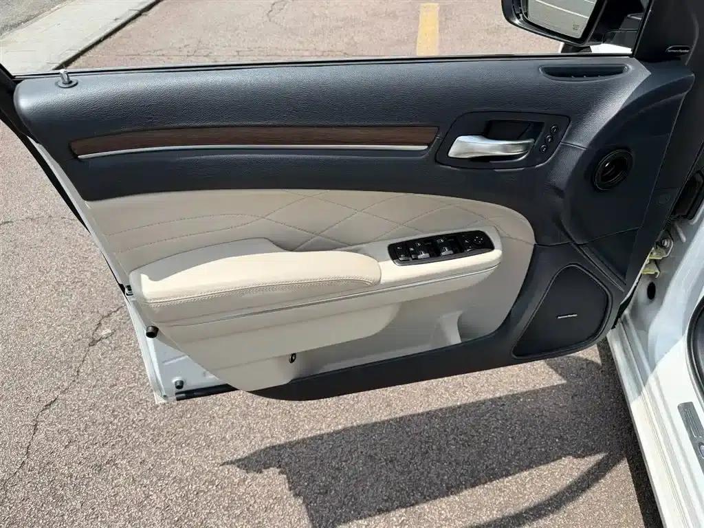 2016 Chrysler 300C Imported Model 3.0L Super Edition — миниатюра 6