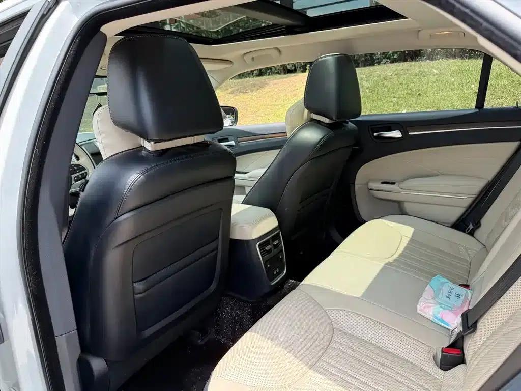 2016 Chrysler 300C Imported Model 3.0L Super Edition — миниатюра 9