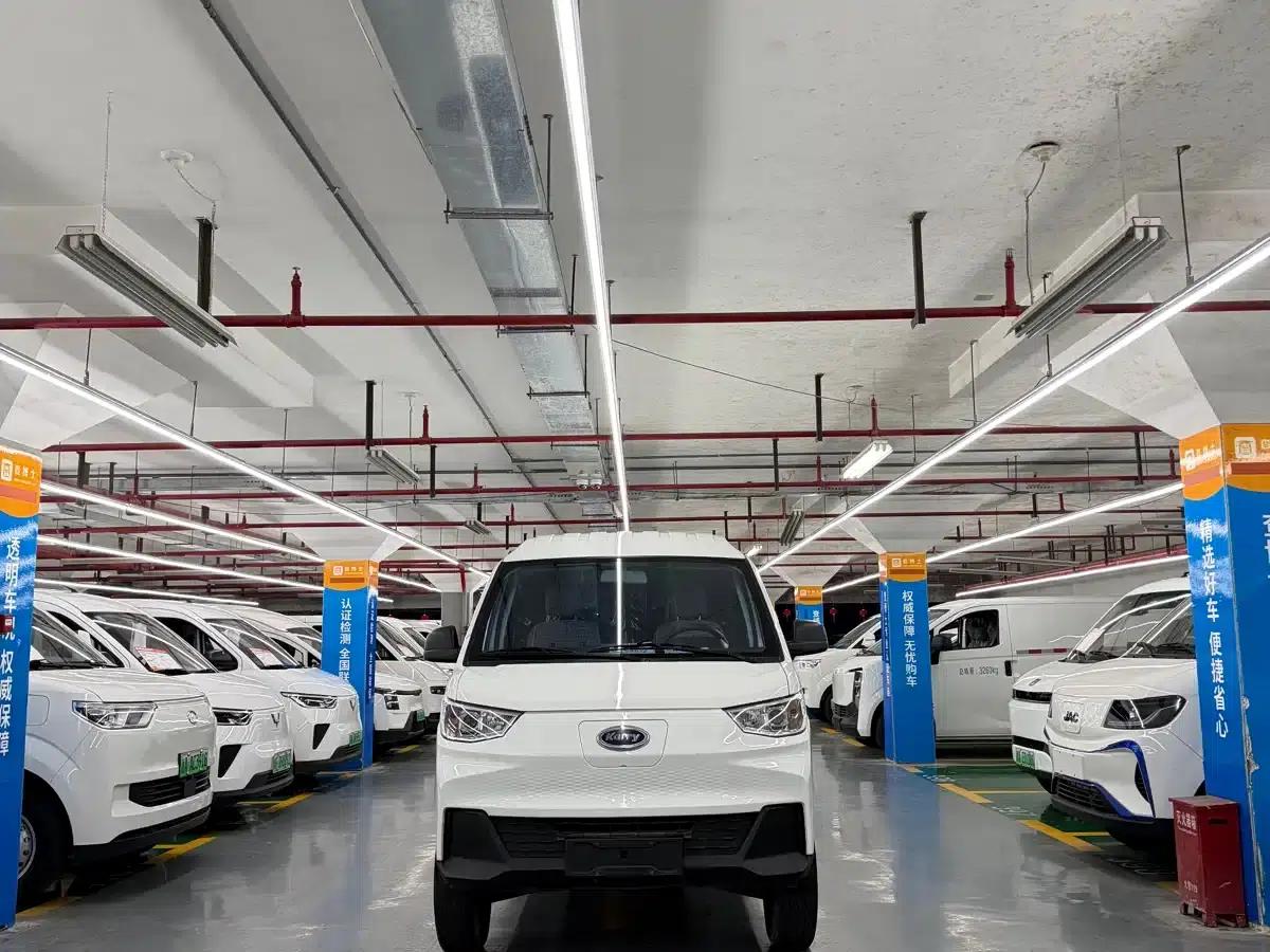 Yangtze Finless Porpoise E7 2025 Economy Edition 41.86kWh 6-seater — миниатюра 2