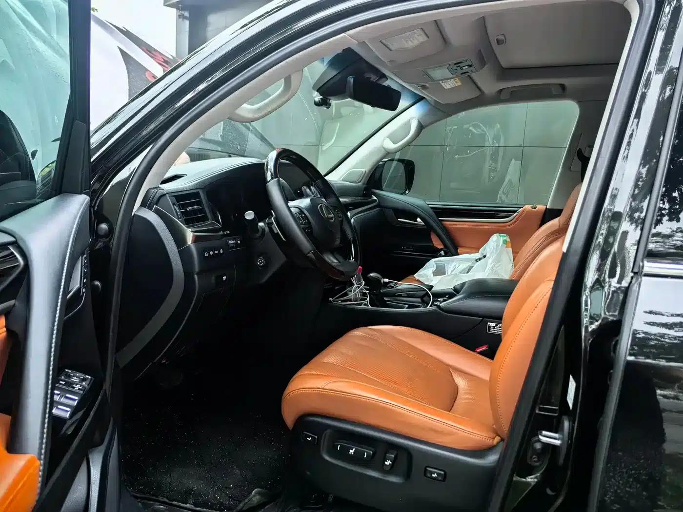 2016 Lexus LX 570 Premium Luxury Edition — миниатюра 2