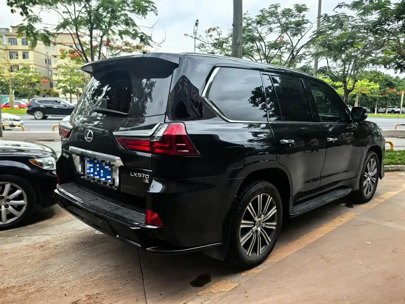 2016 Lexus LX 570 Premium Luxury Edition — миниатюра 5