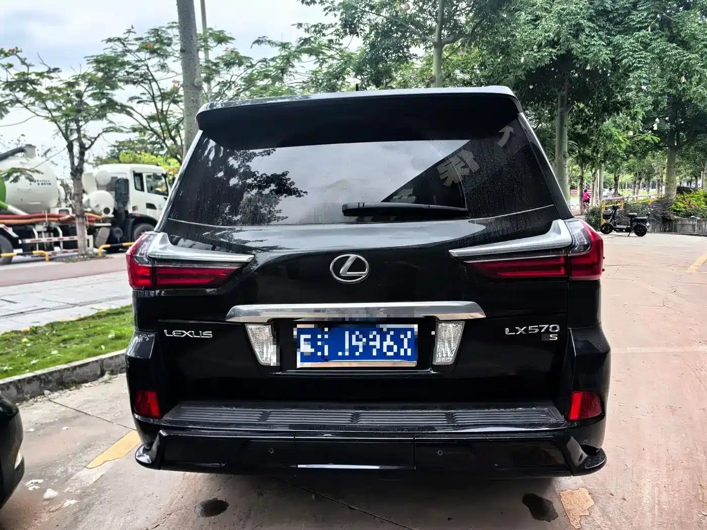2016 Lexus LX 570 Premium Luxury Edition — миниатюра 6