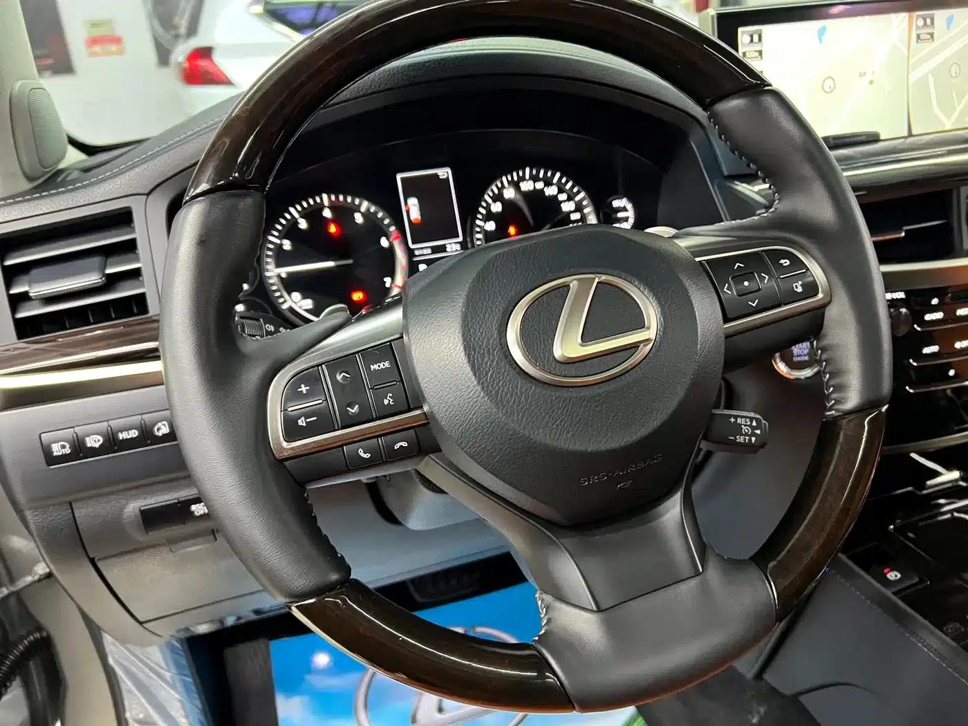 2016 Lexus LX 570 Dynamic Luxury Edition — миниатюра 17