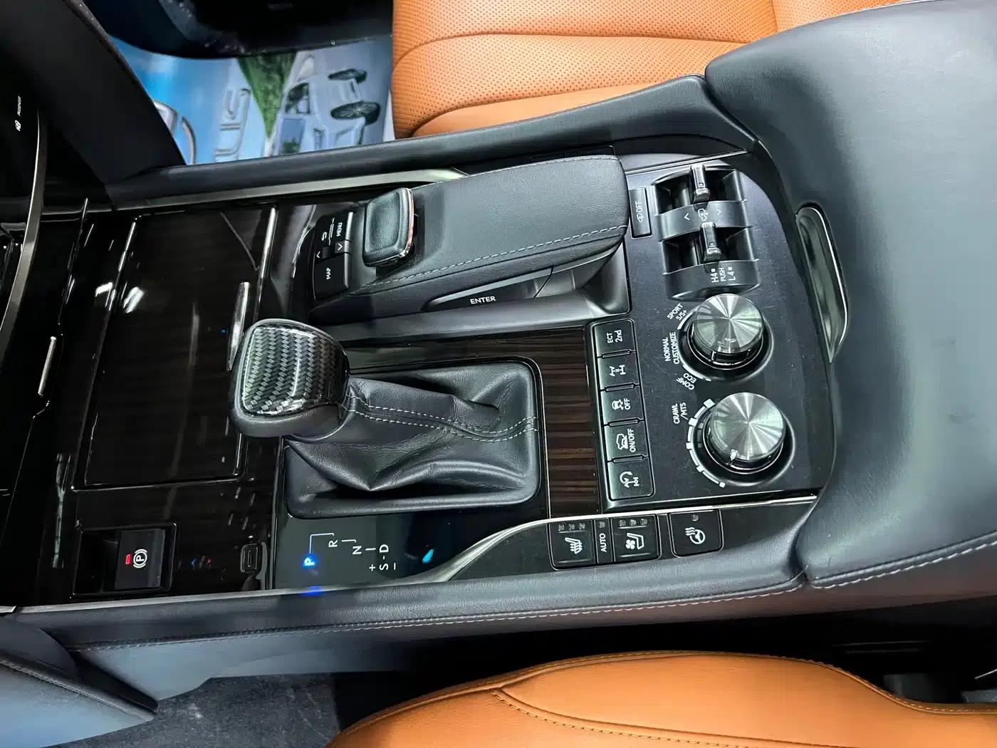 2016 Lexus LX 570 Dynamic Luxury Edition — миниатюра 18
