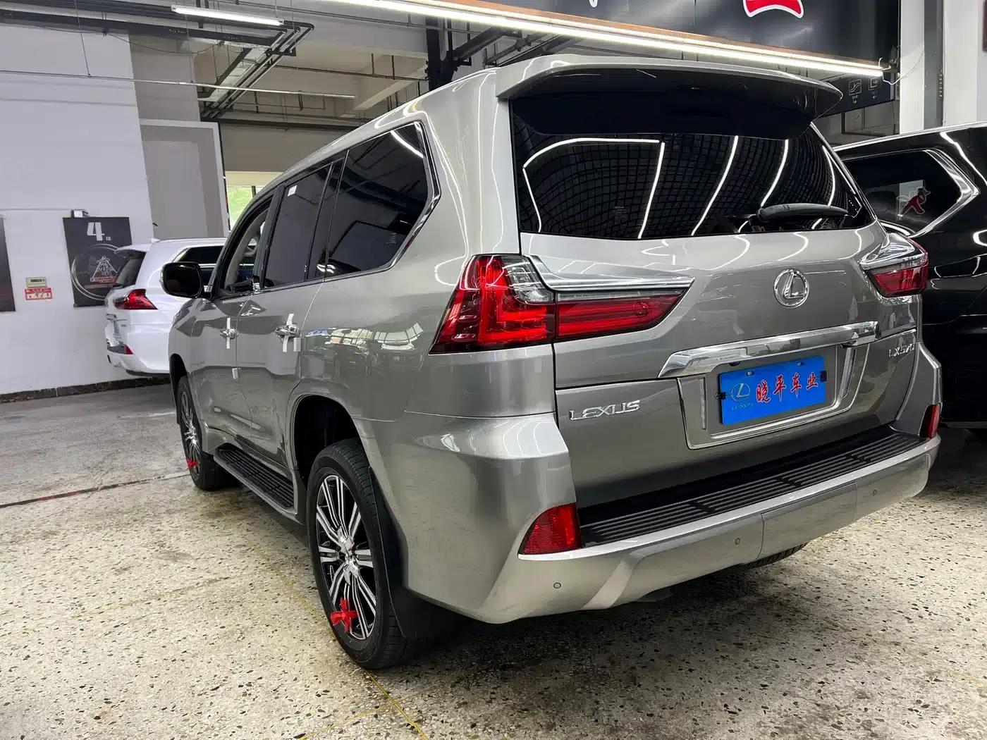 2016 Lexus LX 570 Dynamic Luxury Edition — миниатюра 3
