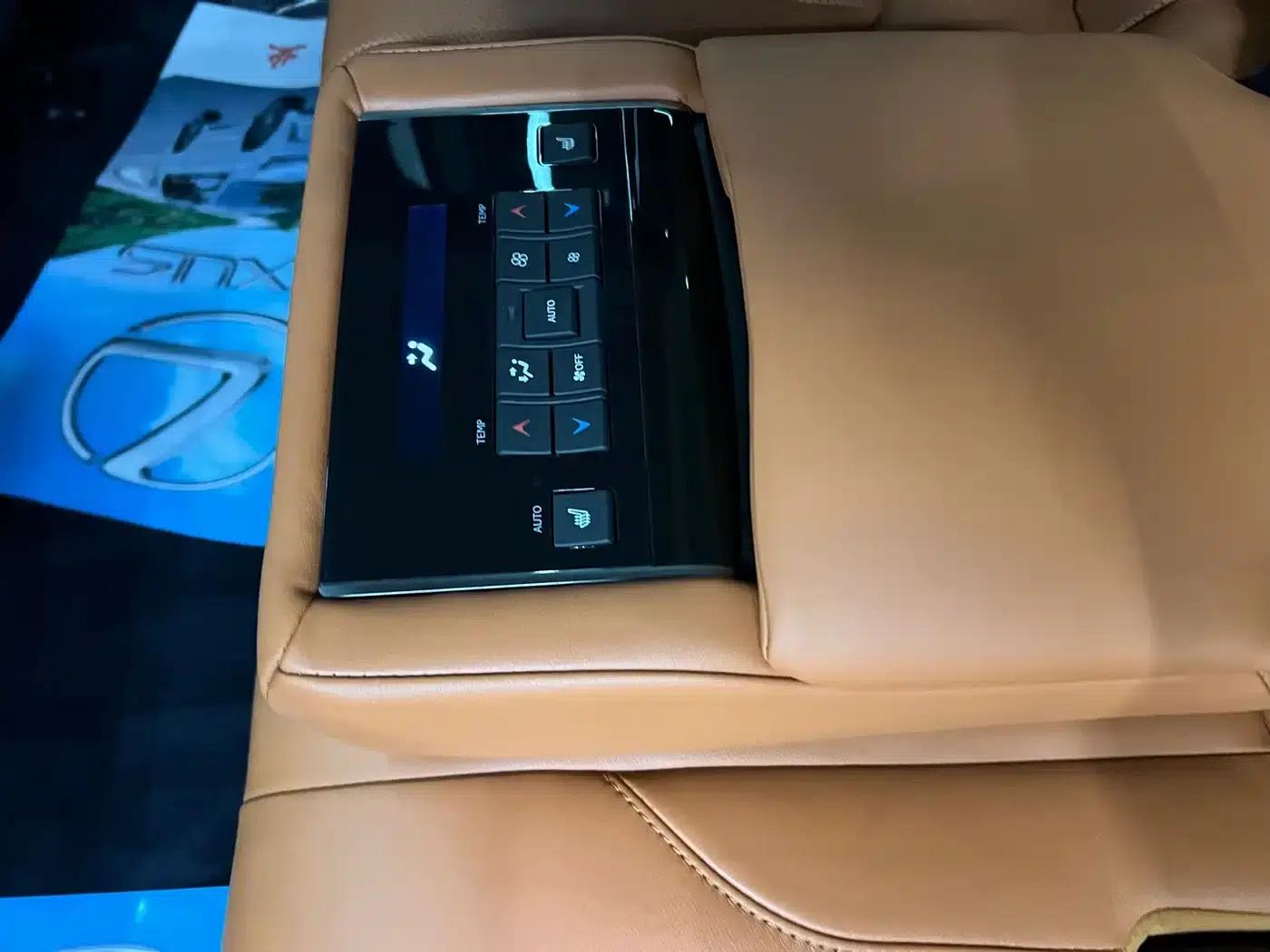 2016 Lexus LX 570 Dynamic Luxury Edition — миниатюра 21