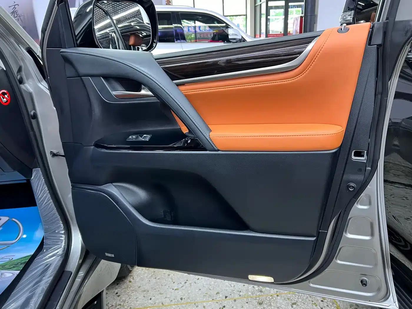 2016 Lexus LX 570 Dynamic Luxury Edition — миниатюра 25