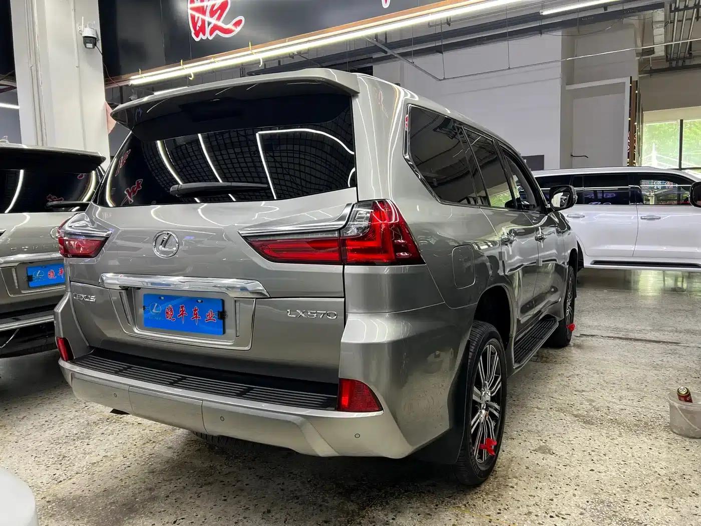 2016 Lexus LX 570 Dynamic Luxury Edition — миниатюра 4