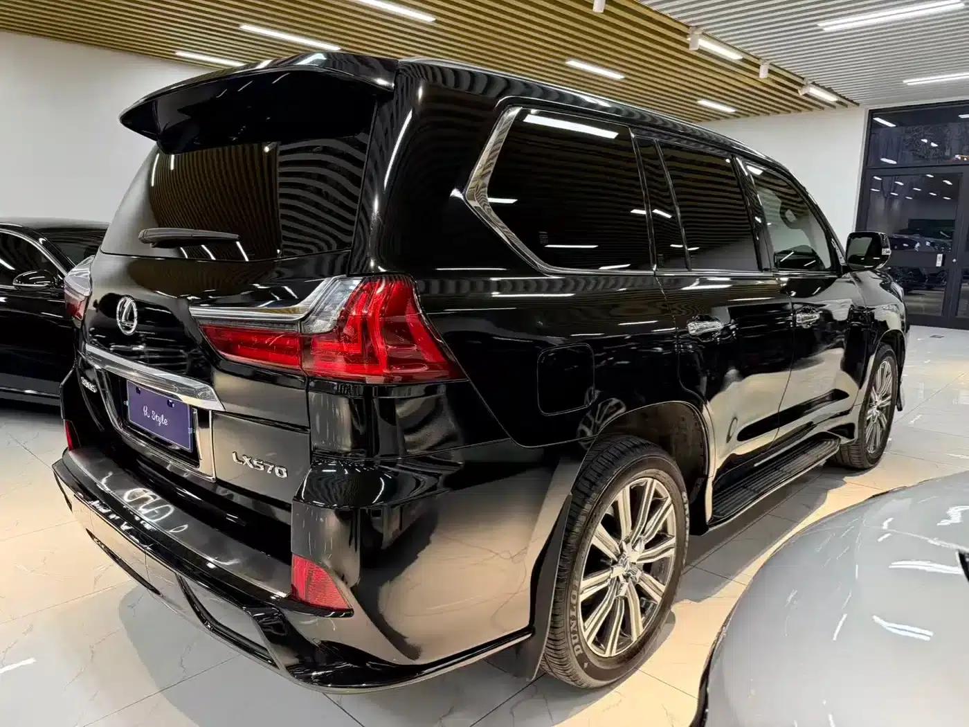 2016 Lexus LX 570 Dynamic Luxury Edition — миниатюра 3