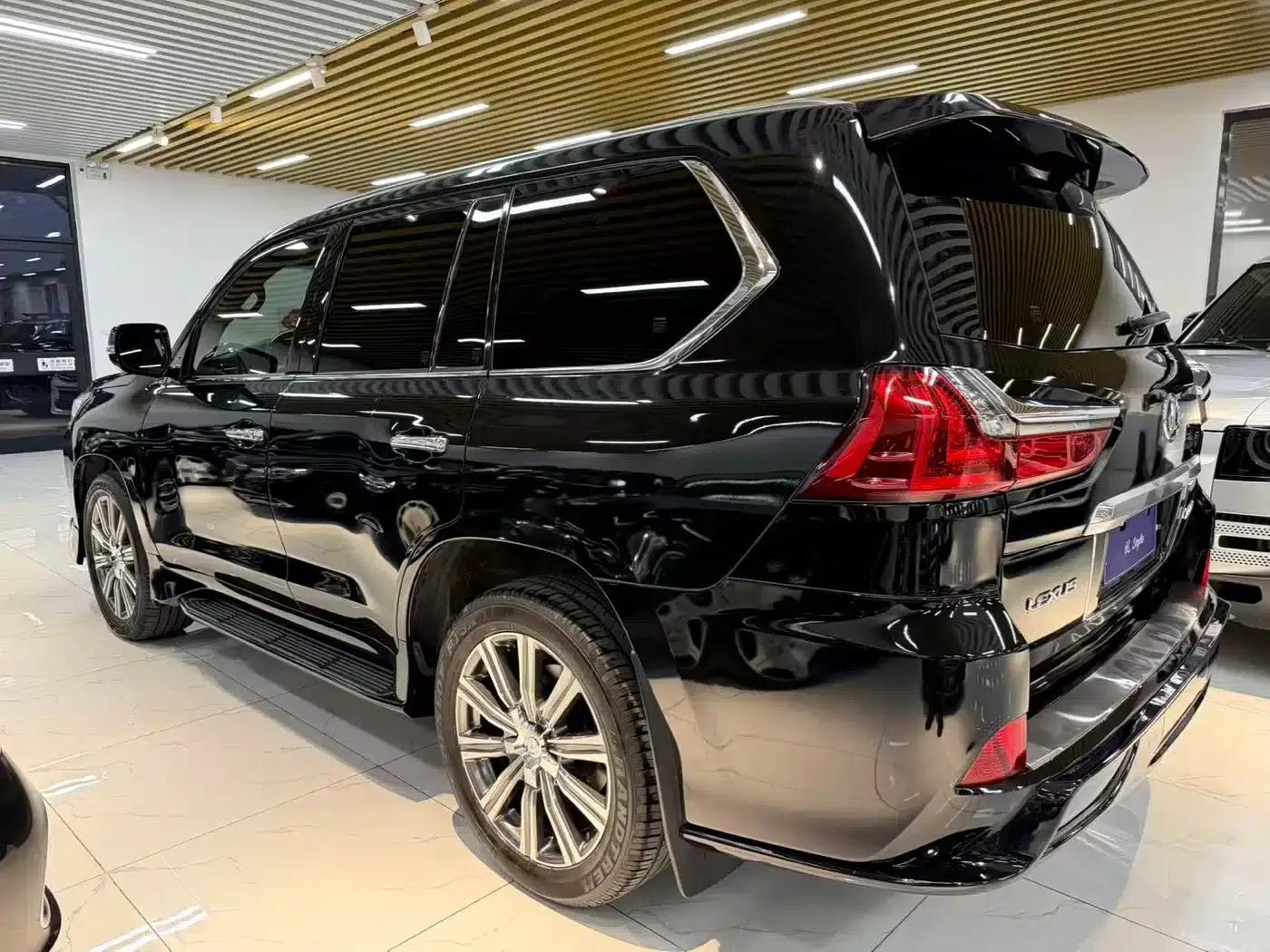 2016 Lexus LX 570 Dynamic Luxury Edition — миниатюра 4