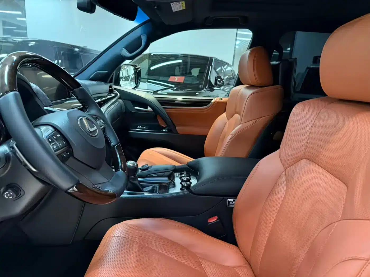 2016 Lexus LX 570 Dynamic Luxury Edition — миниатюра 6