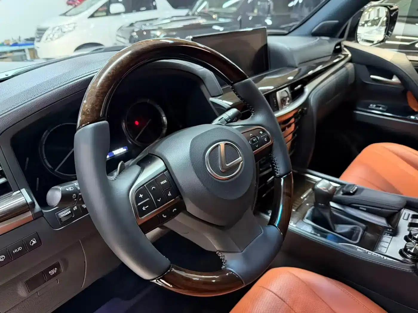 2016 Lexus LX 570 Dynamic Luxury Edition — миниатюра 7