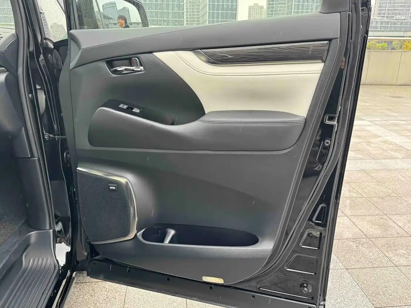 Lexus LM 2020 300h Four-Seat Executive Edition — миниатюра 19