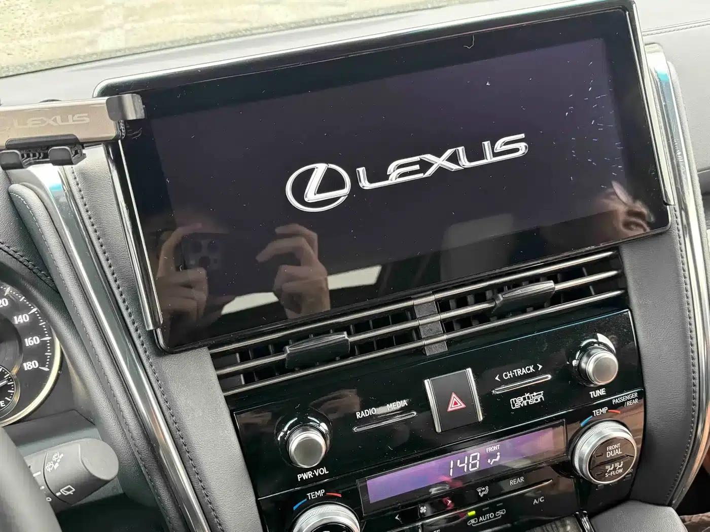 Lexus LM 2020 300h Four-Seat Executive Edition — миниатюра 23