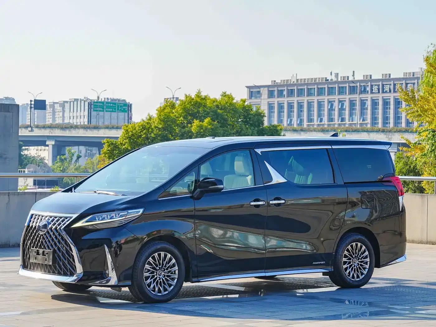 Lexus LM 2020 300h Four-Seat Executive Edition — миниатюра 1