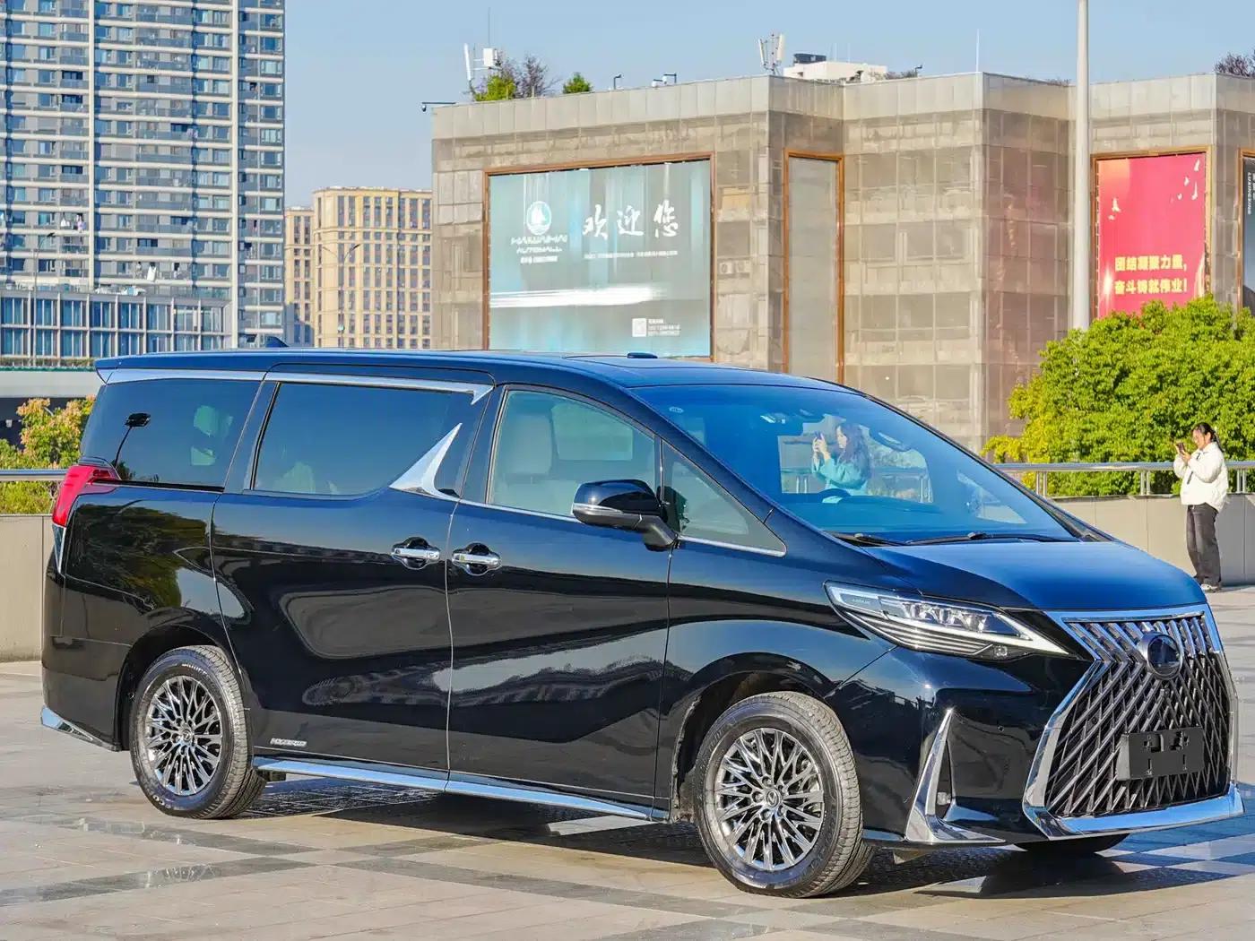 Lexus LM 2020 300h Four-Seat Executive Edition — миниатюра 2