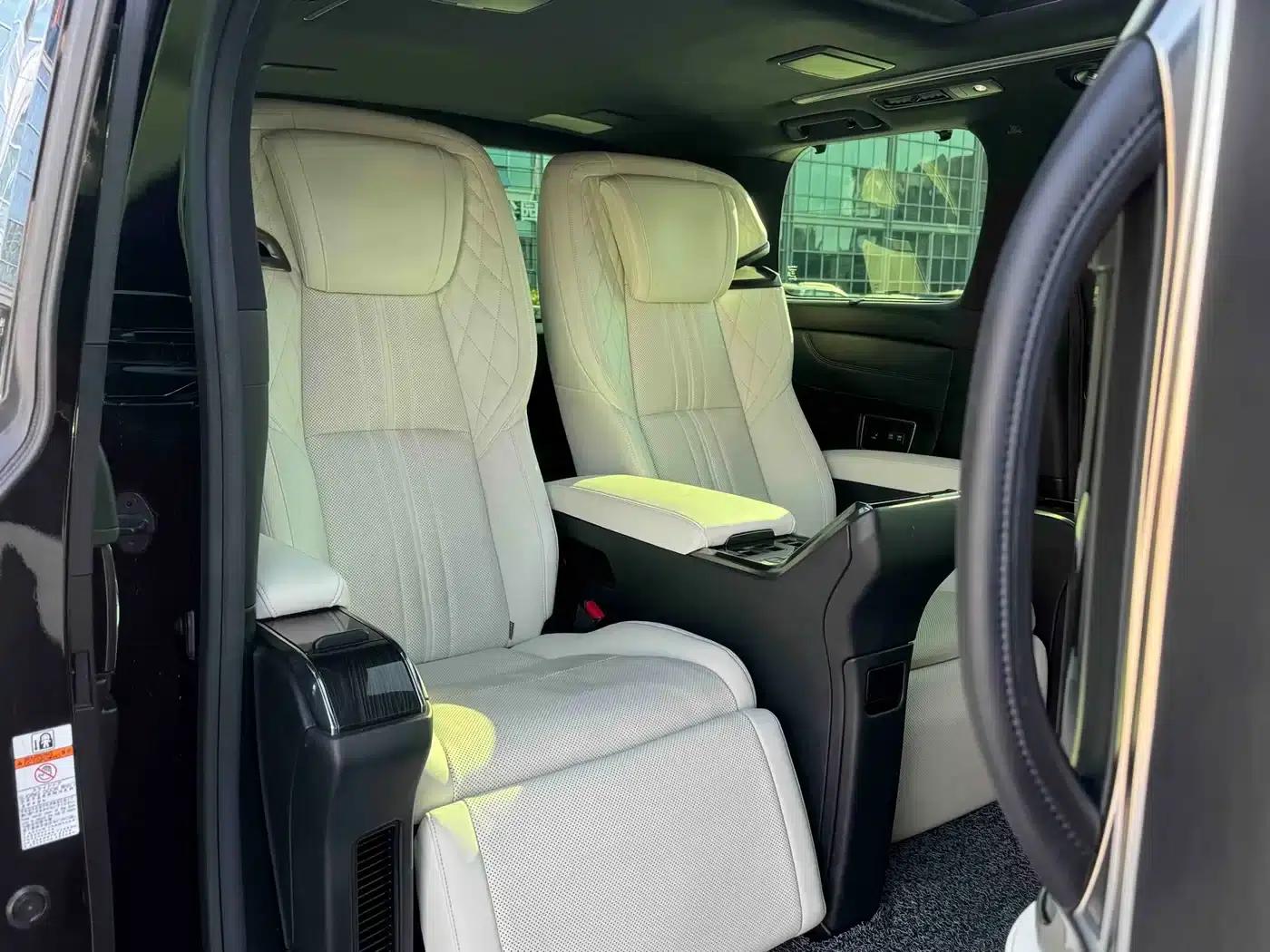 Lexus LM 2020 300h Four-Seat Executive Edition — миниатюра 17