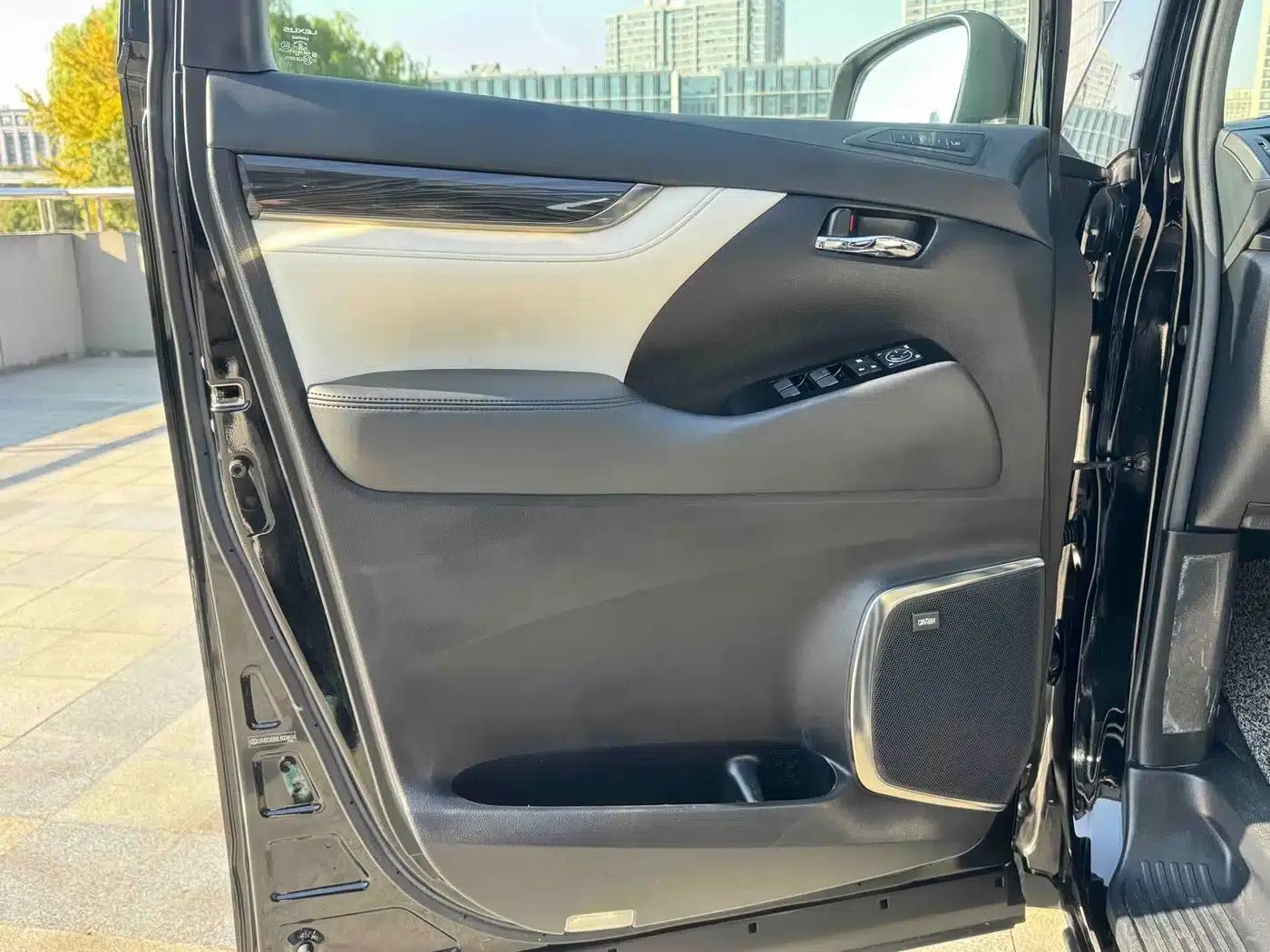 Lexus LM 2020 300h Four-Seat Executive Edition — миниатюра 9
