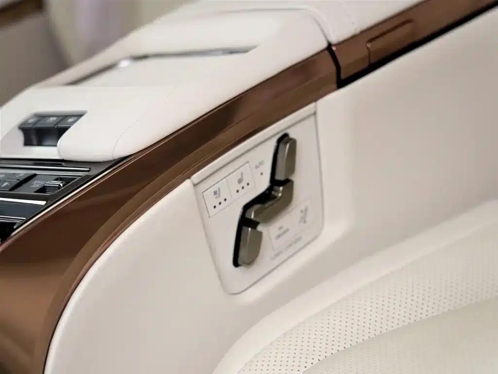 Lexus LM 500h 2025 Four-Seat Executive Edition — миниатюра 11