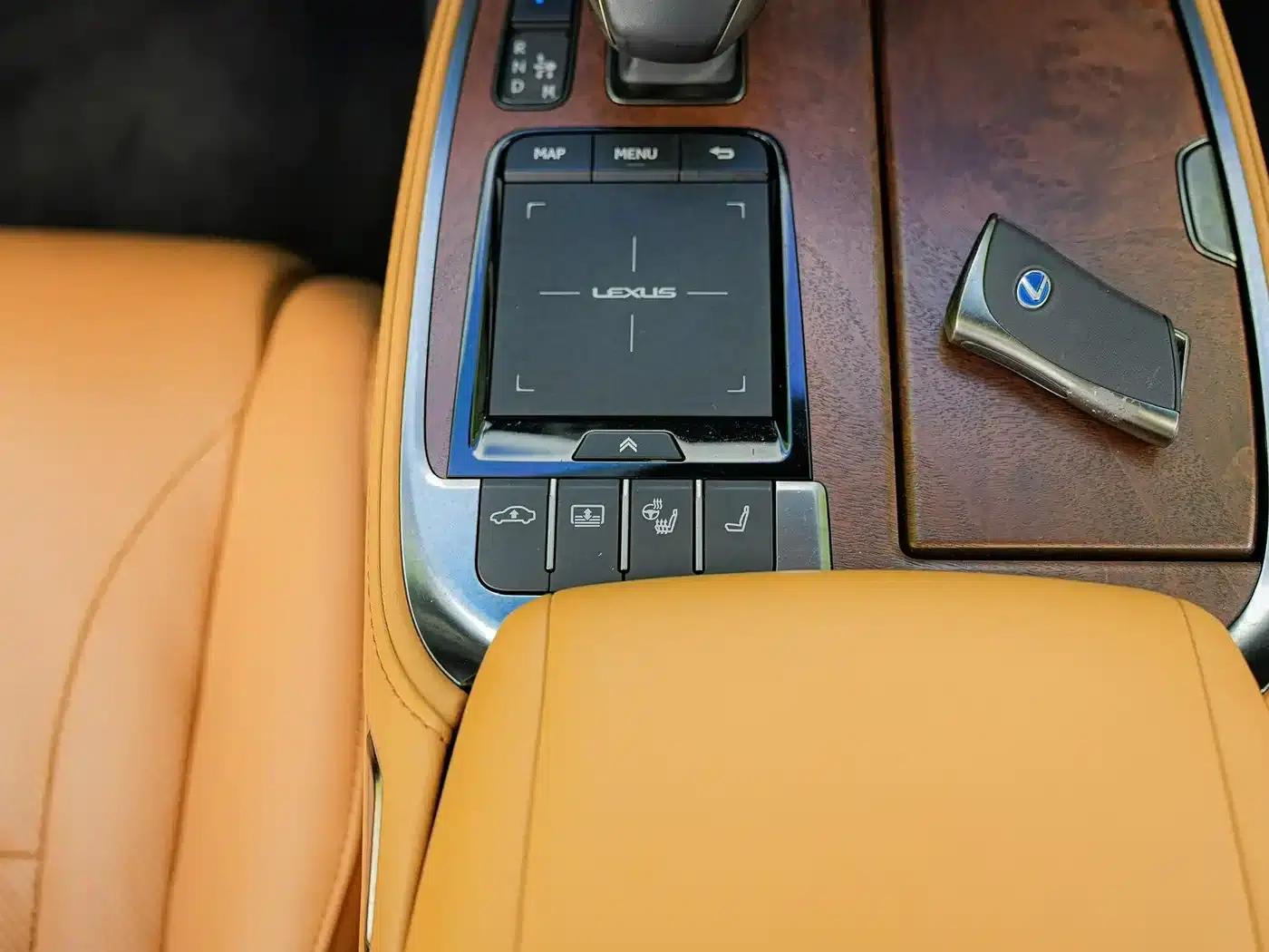 Lexus LS 2021 500h Premium Edition — миниатюра 23