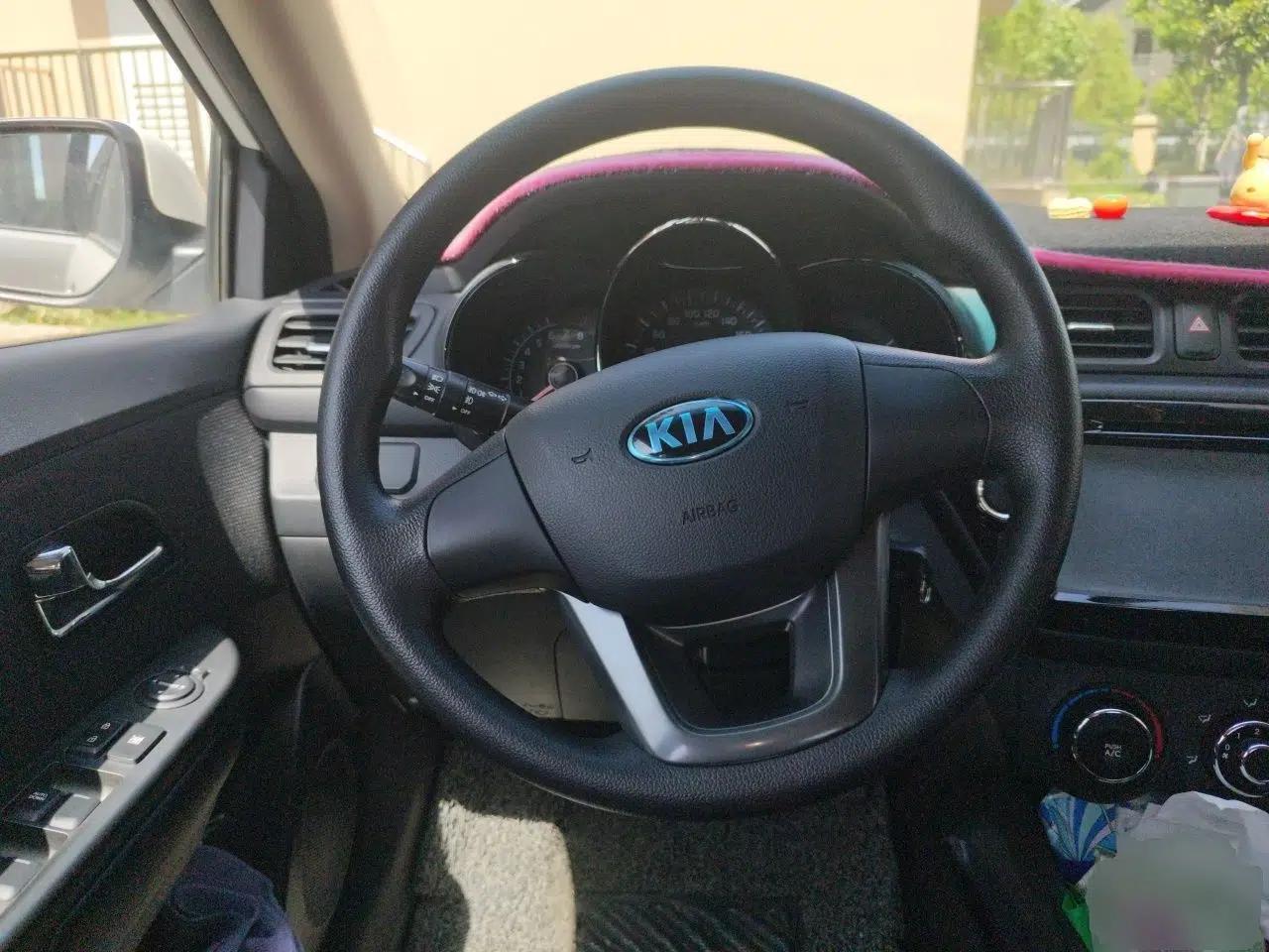 Kia K2 2012 Sedan 1.4L MT GLS Commemorative Edition — миниатюра 11