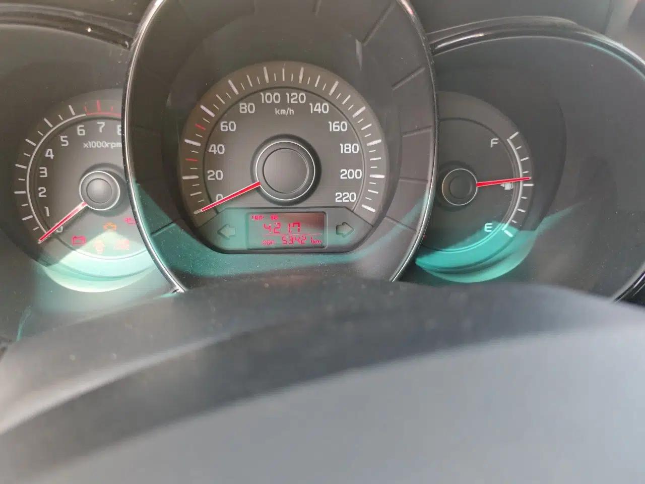 Kia K2 2012 Sedan 1.4L MT GLS Commemorative Edition — миниатюра 13