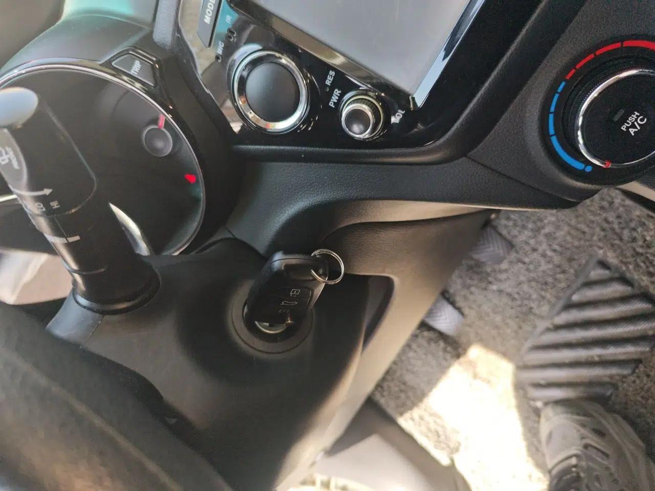 Kia K2 2012 Sedan 1.4L MT GLS Commemorative Edition — миниатюра 9