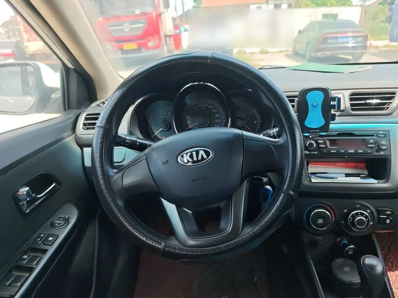Kia K2 2012 Sedan 1.4L Automatic GLS Commemorative Edition — миниатюра 11