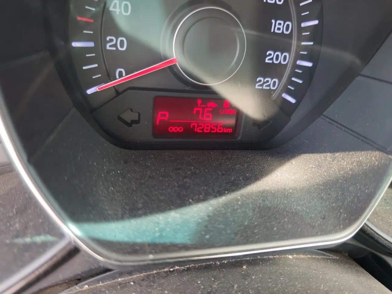 Kia K2 2012 Sedan 1.4L Automatic GLS Commemorative Edition — миниатюра 13