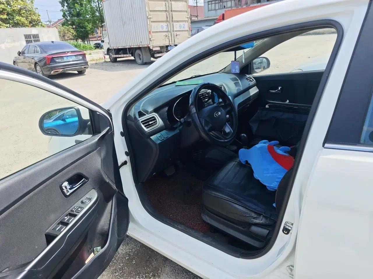 Kia K2 2012 Sedan 1.4L Automatic GLS Commemorative Edition — миниатюра 17