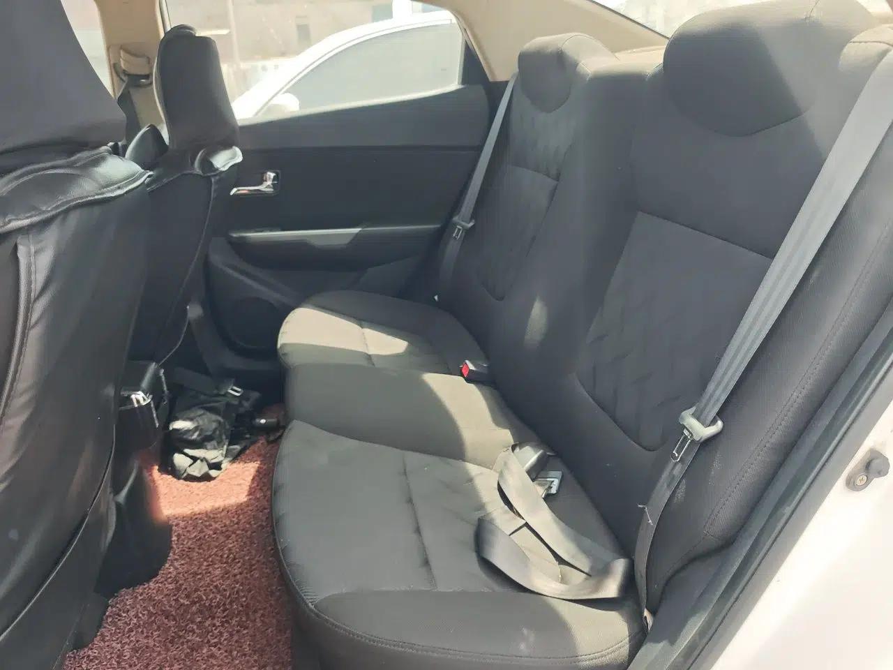 Kia K2 2012 Sedan 1.4L Automatic GLS Commemorative Edition — миниатюра 18