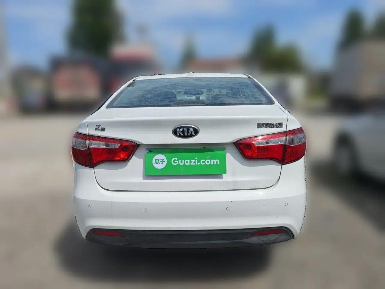 Kia K2 2012 Sedan 1.4L Automatic GLS Commemorative Edition — миниатюра 5