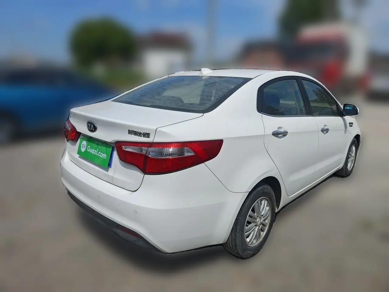 Kia K2 2012 Sedan 1.4L Automatic GLS Commemorative Edition — миниатюра 6