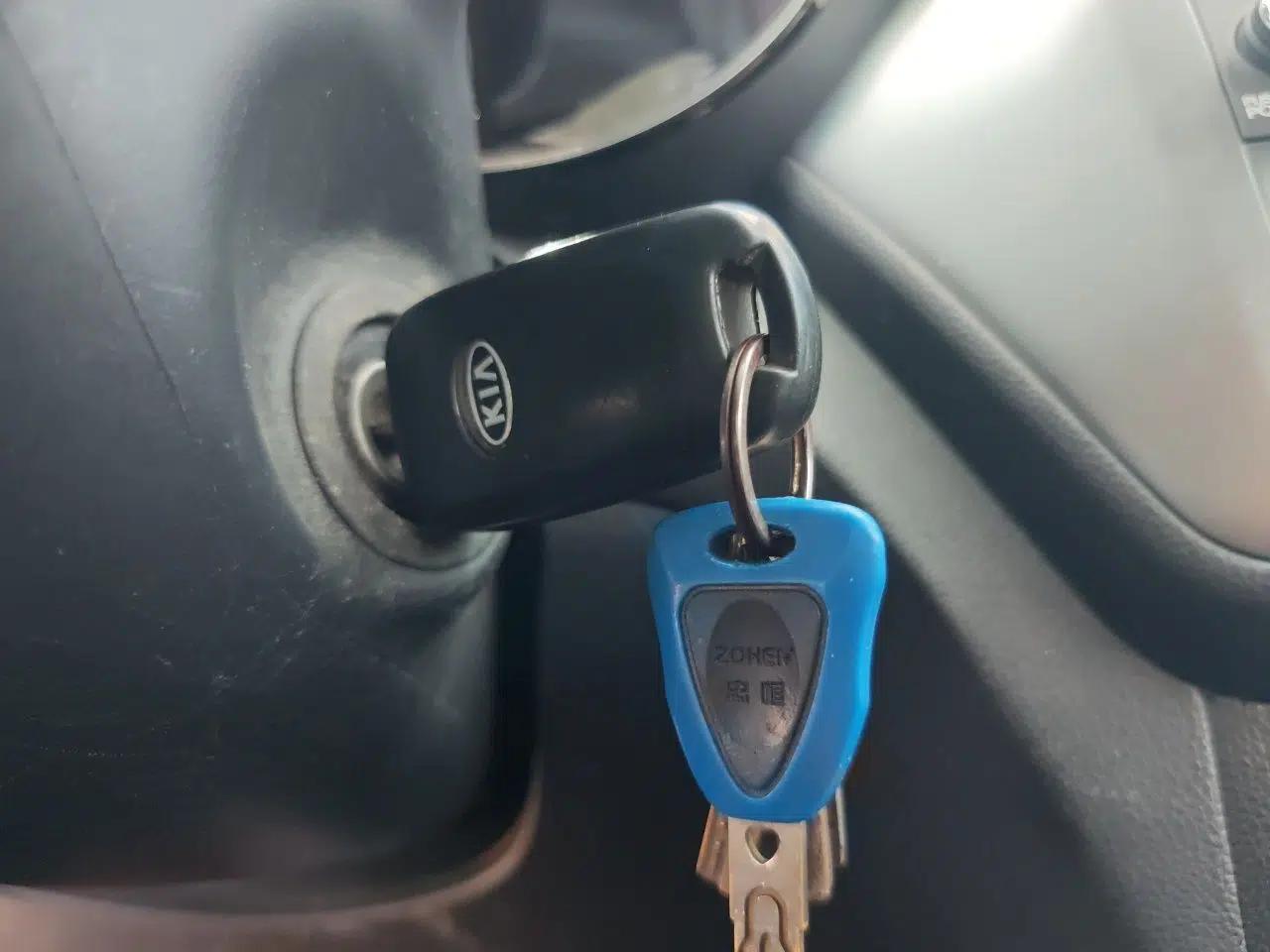 Kia K2 2012 Sedan 1.4L Automatic GLS Commemorative Edition — миниатюра 9