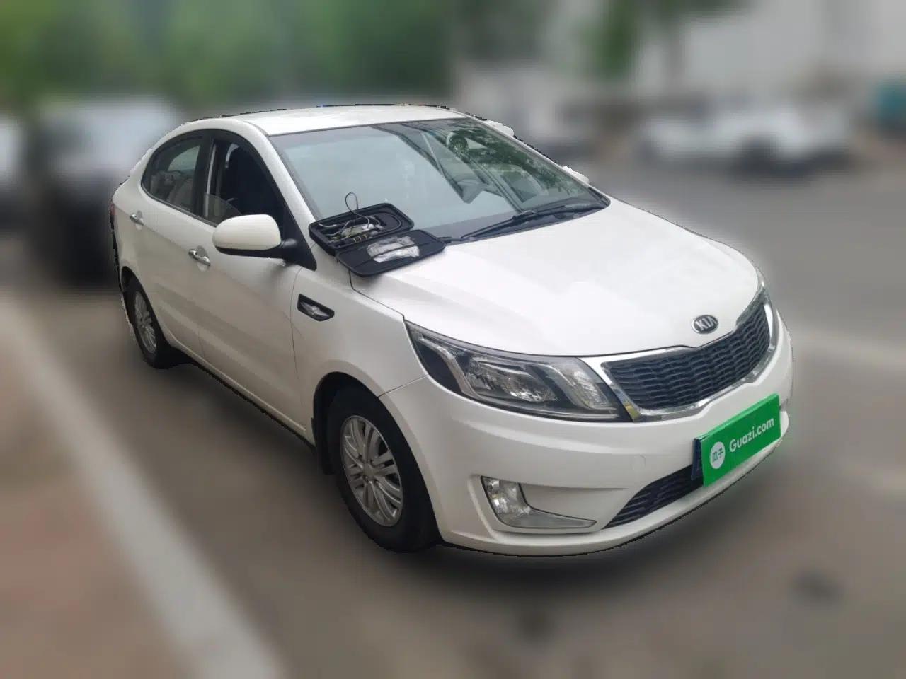 Kia K2 2012 Sedan 1.4L MT GLS Commemorative Edition — миниатюра 3