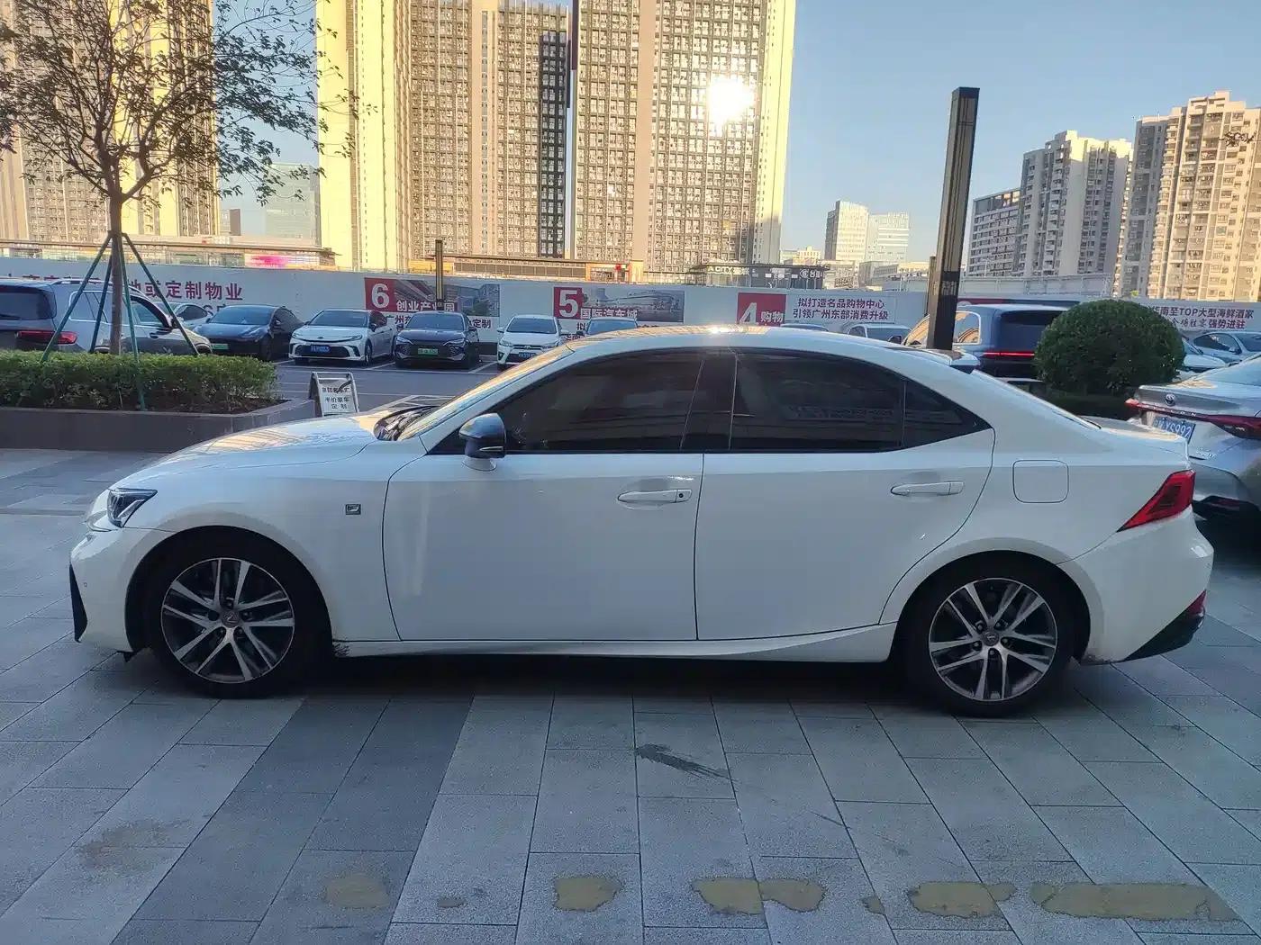 Lexus IS 2017 300 F SPORT Edition — миниатюра 3
