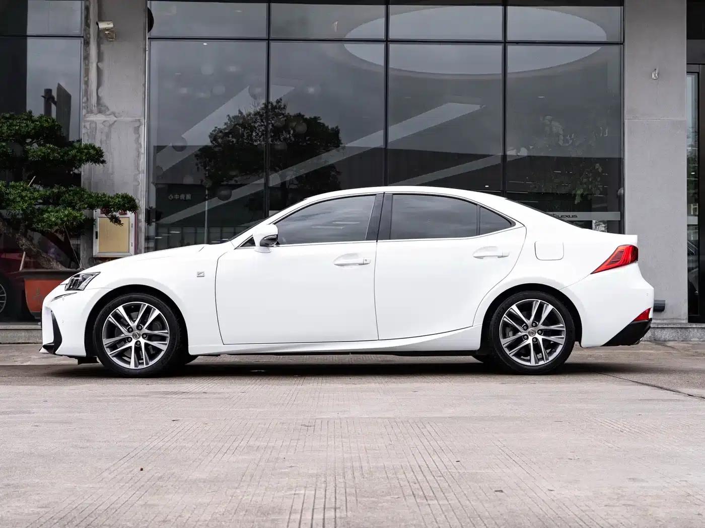 Lexus IS 2017 300 F SPORT Edition — миниатюра 4