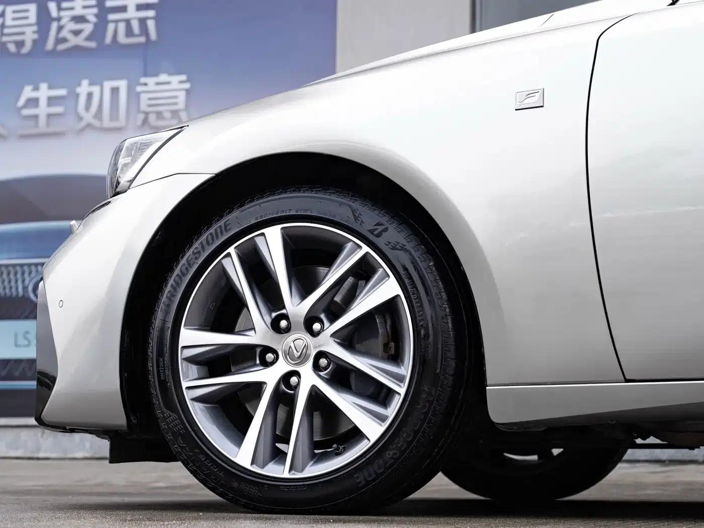 Lexus IS 2017 300 F SPORT Edition — миниатюра 8