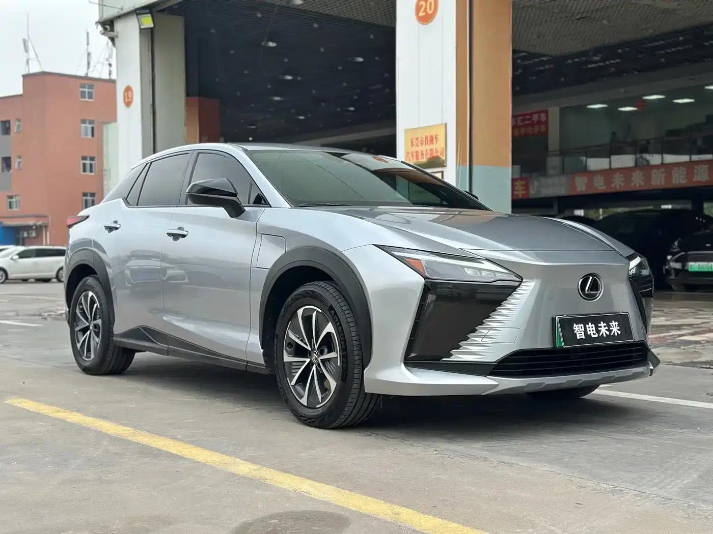 Lexus RZ 2023 450e AWD Long Range Edition — миниатюра 3