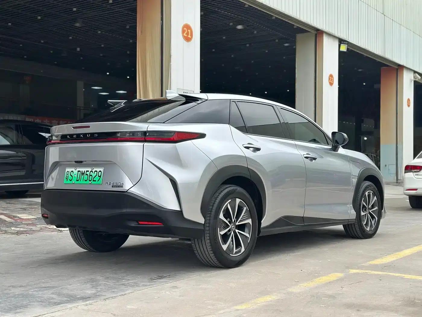 Lexus RZ 2023 450e AWD Long Range Edition — миниатюра 6