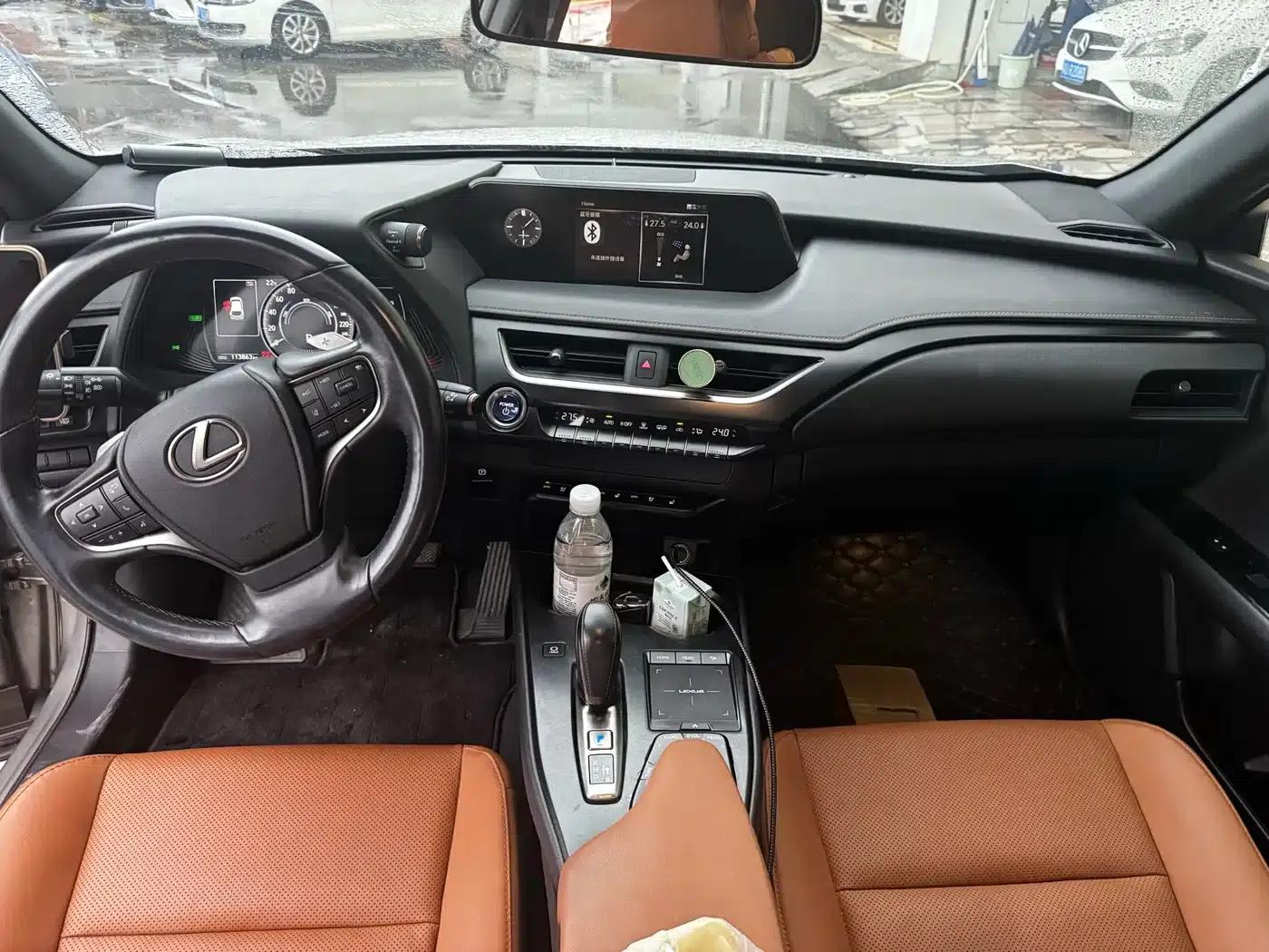 Lexus UX PHEV 2020 300e Pure Enjoyment Edition — миниатюра 10
