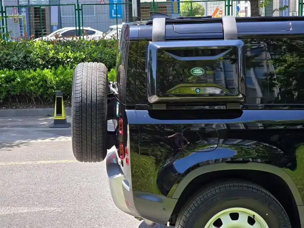 2022 Land Rover Defender 90 2.0T P300 SE — миниатюра 9