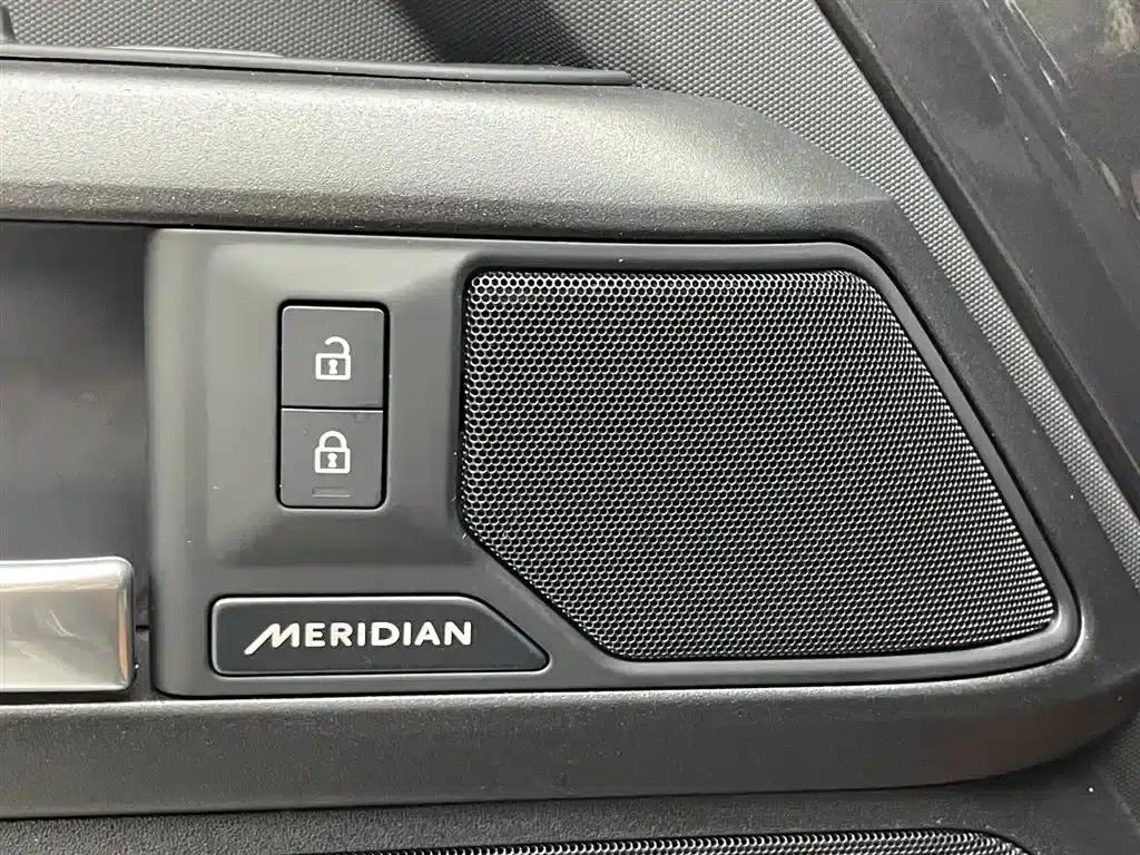 2025 Land Rover Defender 110 3.0T P400 Dark Edition — миниатюра 11