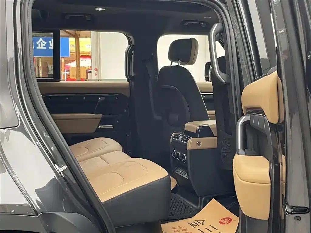 2025 Land Rover Defender 110 3.0T P400 Dark Edition — миниатюра 12