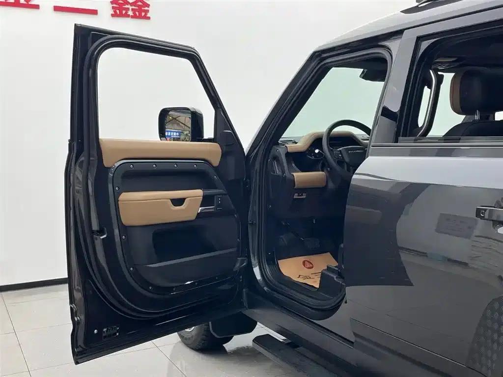 2025 Land Rover Defender 110 3.0T P400 Dark Edition — миниатюра 14
