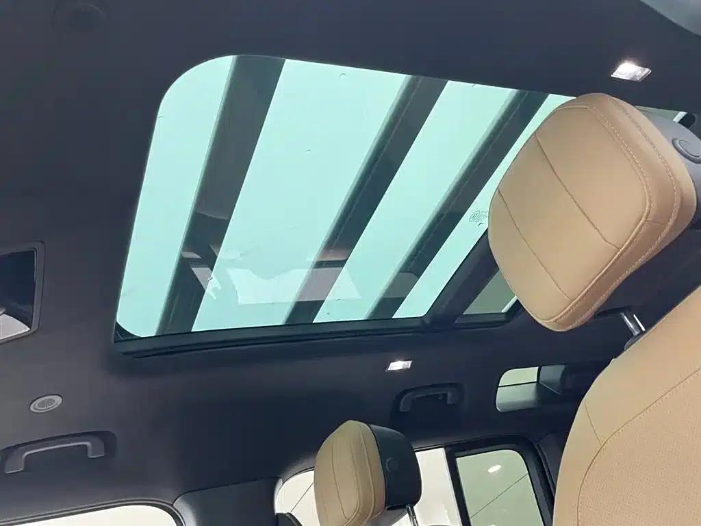 2025 Land Rover Defender 110 3.0T P400 Dark Edition — миниатюра 17